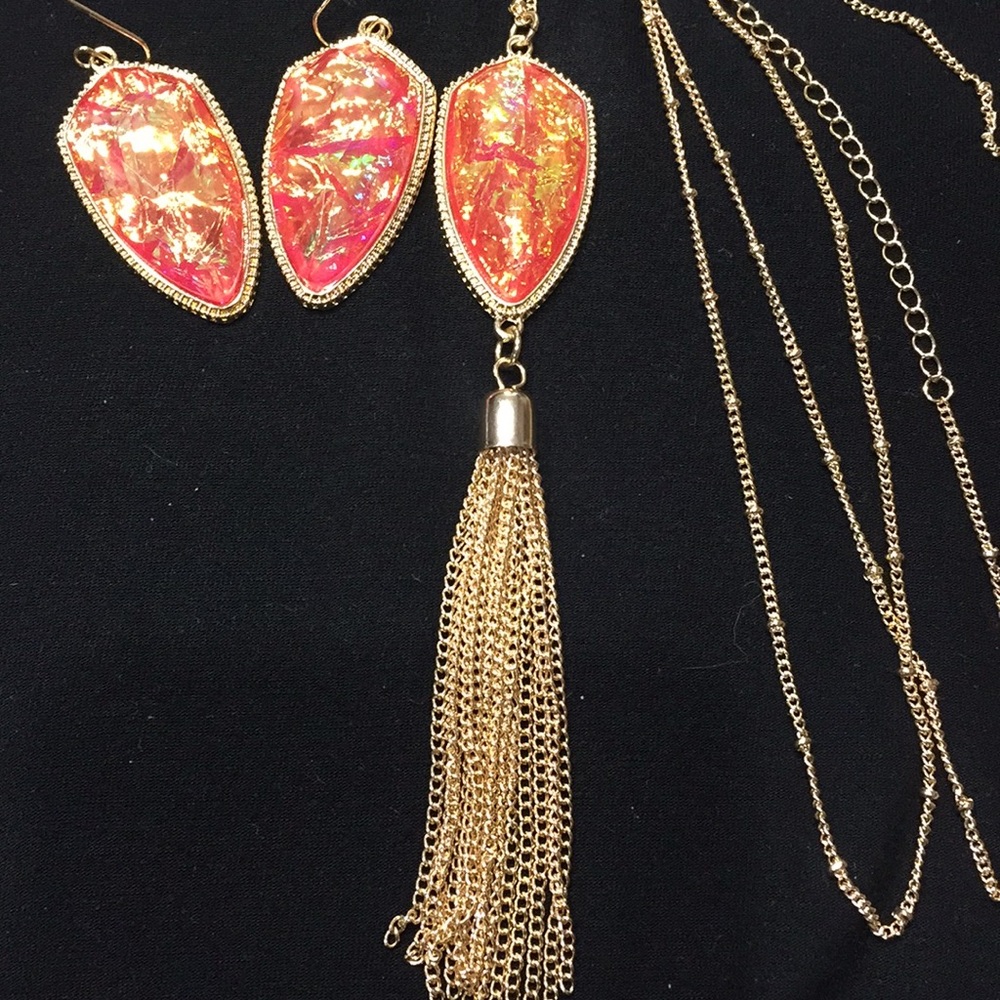 Similar look of Kendra Scott ( L )